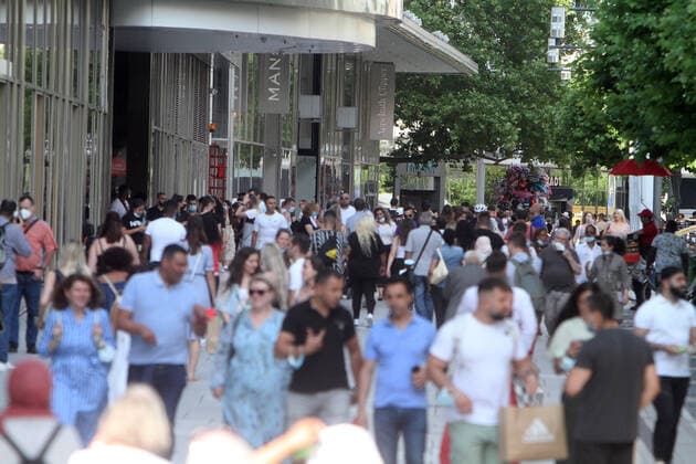 After the incidence-related relaxation and reopening of shops, the Zeil shopping street and pedestrian zone in downtown Frankfurt is once again bustling with passers-by, Hesse, Germany