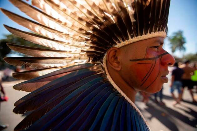 Brasilia (Brazil), 29 06 2021.- Indigenous people of various ethnic groups gather today in front of the National Congress building to demand the demarcation of their lands and reject the bill (PL 490 2007), in Brasilia, Brazil, 29 June 2021. Indigenous communities meet this Tuesday in Brasilia to reject the bill defended by the ruralista bench, which provides for a series of changes in the territorial rights guaranteed to indigenous peoples in the Federal Constitution of 1988, making the demarcation of indigenous lands unfeasible and opening demarcated lands for the most diverse economic companies, such as agribusiness, mining and construction of hydroelectric plants, among other measures. Indigenous people protest in front of the Brazilia  Copyright: xJoedsonxAlvesx AME9091 20210629-73cb36000d6847773dca261b1861e348fc358c42