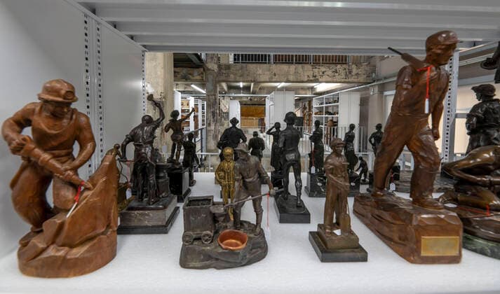 Das neue Schaudepot des Ruhr Museum, in der ehemaligen Salzfabrik, auf der Kokerei Zollverein in Essen, auf 3 Etagen werden in dem alten Industriegebäude, die über 25.000 Exponate des Museums gezeigt, die sonst in Lagerhäusern archiviert waren, NRW, Deutschland Schaudepot Ruhr Museum *** The new show depot of the Ruhr Museum, in the former salt factory, on the coking plant Zollverein in Essen, on 3 floors in the old industrial building, the more than 25 000 exhibits of the museum are shown, which were otherwise archived in warehouses, NRW, Germany Show depot Ruhr Museum