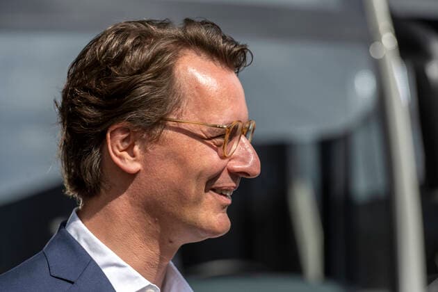 Im Bild NRW-Verkehrsminister Hendrik Wüst. Der Minister und die Bundesumweltministerin Svenja Schulze besuchten die Kölner Verkehrsbetriebe (KVB), um sich über das Projekt Smart City KVB und weitere Aktivitäten des Unternehmens zu E-Mobilität im Kölner öffentlichen Personennahverkehr zu informieren. Wüst nahm zudem symbolisch die neue Ladeinfrastruktur für Elektrobusse in Betrieb. Copyright by Bonnfilm - Sepp Spiegl + Klaus W. Schmidt GbR Gesamtprojekt Smart City KVB der Kölner Verkehrsbetriebe Politikern vorgestellt.