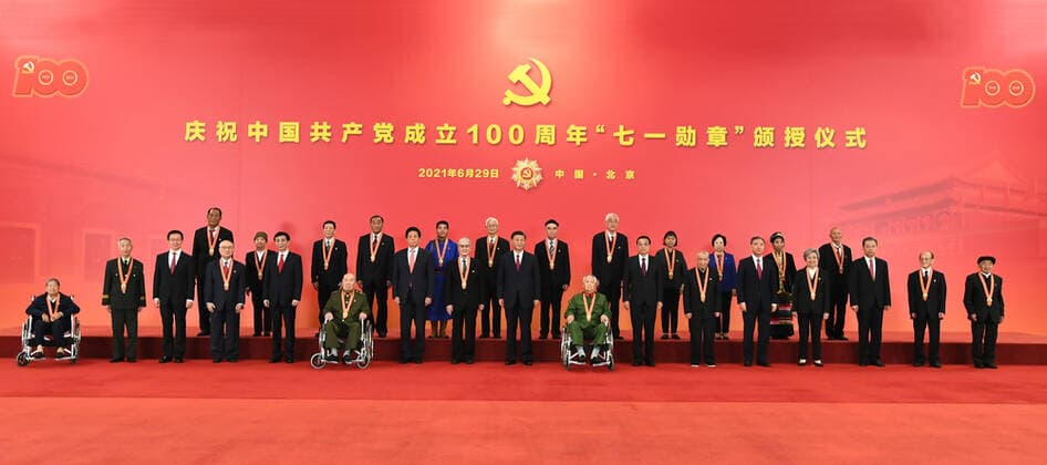 (210629) -- BEIJING, June 29, 2021 -- Chinese President Xi Jinping, also general secretary of the Communist Party of China (CPC) Central Committee and chairman of the Central Military Commission, and other leaders pose for a group photo with the recipients of the July 1 Medal, the Party s highest honor, at the Great Hall of the People in Beijing, capital of China, June 29, 2021. The award ceremony of the July 1 Medal was held Tuesday morning at the Great Hall of the People in Beijing. ) CHINA-BEIJING-XI JINPING-JULY 1 MEDAL-AWARD CEREMONY (CN) XiexHuanchi 