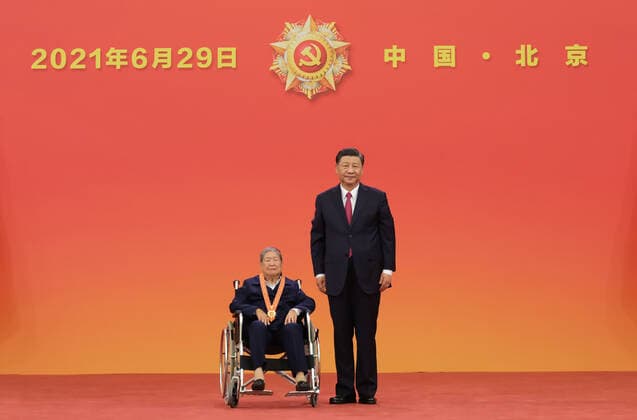 (210629) -- BEIJING, June 29, 2021 -- Chinese President Xi Jinping, also general secretary of the Communist Party of China (CPC) Central Committee and chairman of the Central Military Commission, presents the July 1 Medal, the Party s highest honor, to Ma Maojie at the award ceremony at the Great Hall of the People in Beijing, capital of China, June 29, 2021. The award ceremony of the July 1 Medal was held Tuesday morning at the Great Hall of the People in Beijing. ) CHINA-BEIJING-XI JINPING-JULY 1 MEDAL-AWARD CEREMONY (CN) LixXueren 