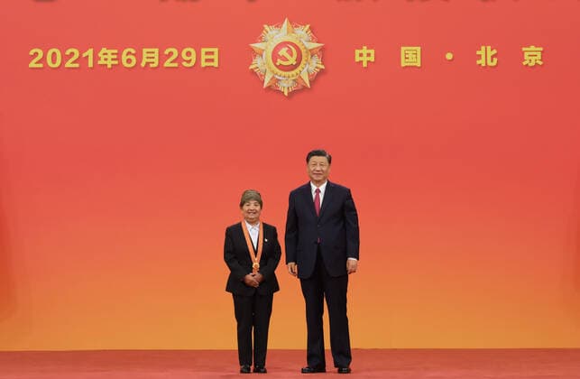 (210629) -- BEIJING, June 29, 2021 -- Chinese President Xi Jinping, also general secretary of the Communist Party of China (CPC) Central Committee and chairman of the Central Military Commission, presents the July 1 Medal, the Party s highest honor, to Wang Lanhua at the award ceremony at the Great Hall of the People in Beijing, capital of China, June 29, 2021. The award ceremony of the July 1 Medal was held Tuesday morning at the Great Hall of the People in Beijing. ) CHINA-BEIJING-XI JINPING-JULY 1 MEDAL-AWARD CEREMONY (CN) LixXueren 
