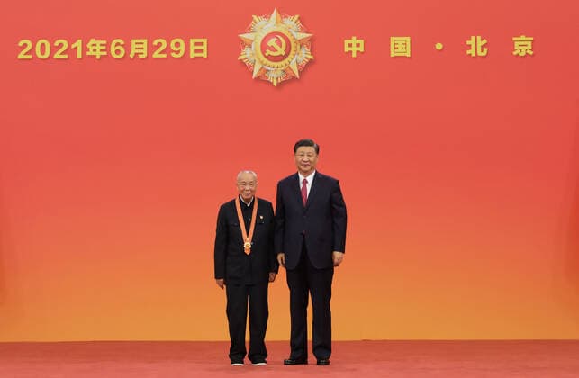 (210629) -- BEIJING, June 29, 2021 -- Chinese President Xi Jinping, also general secretary of the Communist Party of China (CPC) Central Committee and chairman of the Central Military Commission, presents the July 1 Medal, the Party s highest honor, to Zhou Yongkai at the award ceremony at the Great Hall of the People in Beijing, capital of China, June 29, 2021. The award ceremony of the July 1 Medal was held Tuesday morning at the Great Hall of the People in Beijing. ) CHINA-BEIJING-XI JINPING-JULY 1 MEDAL-AWARD CEREMONY (CN) LixXueren 