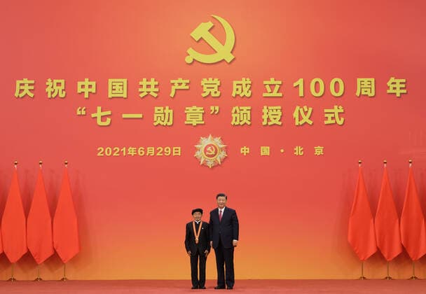 (210629) -- BEIJING, June 29, 2021 -- Chinese President Xi Jinping, also general secretary of the Communist Party of China (CPC) Central Committee and chairman of the Central Military Commission, presents the July 1 Medal, the Party s highest honor, to Huang Dafa at the award ceremony at the Great Hall of the People in Beijing, capital of China, June 29, 2021. The award ceremony of the July 1 Medal was held Tuesday morning at the Great Hall of the People in Beijing. ) CHINA-BEIJING-XI JINPING-JULY 1 MEDAL-AWARD CEREMONY (CN) LixXueren 