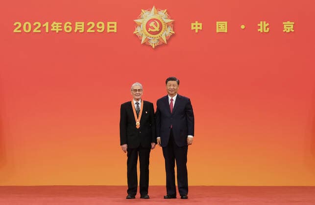 (210629) -- BEIJING, June 29, 2021 -- Chinese President Xi Jinping, also general secretary of the Communist Party of China (CPC) Central Committee and chairman of the Central Military Commission, presents the July 1 Medal, the Party s highest honor, to Lan Tianye at the award ceremony at the Great Hall of the People in Beijing, capital of China, June 29, 2021. The award ceremony of the July 1 Medal was held Tuesday morning at the Great Hall of the People in Beijing. ) CHINA-BEIJING-XI JINPING-JULY 1 MEDAL-AWARD CEREMONY (CN) LixXueren 