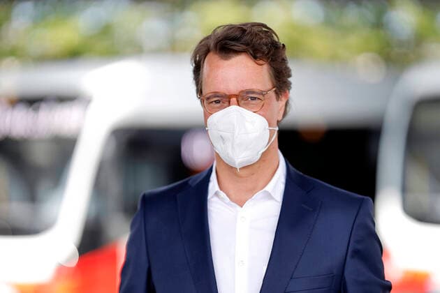 Hendrik Wüst beim Besuch von Umweltministerin Svenja Schulze und NRW-Verkehrsminister Hendrik Wüst bei der KVB Köln mit symbolischer Inbetriebnahme der neuen Ladeinfrastruktur für Elektro-Busse. Köln, 29.06.2021 *** Hendrik Wüst during the visit of Environment Minister Svenja Schulze and NRW Transport Minister Hendrik Wüst to KVB Cologne with symbolic commissioning of the new charging infrastructure for electric buses Cologne, 29 06 2021 Foto:xC.xHardtx xFuturexImage
