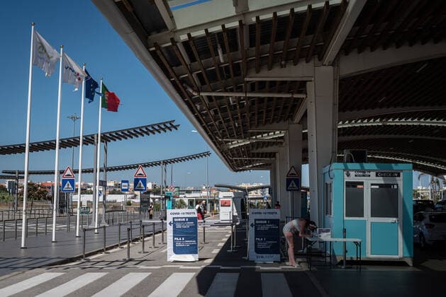 Virus Outbreak Portugal Tourist arriving to Portugal in Faro Airport. Cases of Covid-19 are increasing specially in Lisbon and Algarve and countries such as UK and Germany are putting new restrictions for the travelers. On June 29, 2021 in Faro, Portugal. Faro Portugal zarco-faroairp210629_npvPc  Copyright: xAdriÃ xSalidoxZarcox