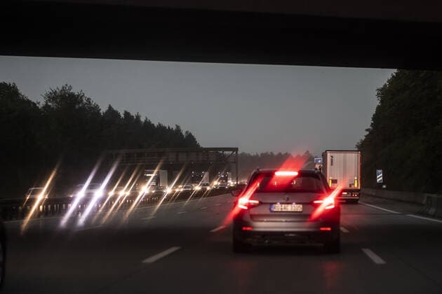 Bremsende Autos auf der A99 waehrend eines starken Unwetters bei Muenchen, 29.06.2021. Muenchen Deutschland *** Braking cars on the A99 during a heavy thunderstorm near Munich, 29 06 2021 Munich Germany Copyright: xFlorianxGaertner photothek.dex