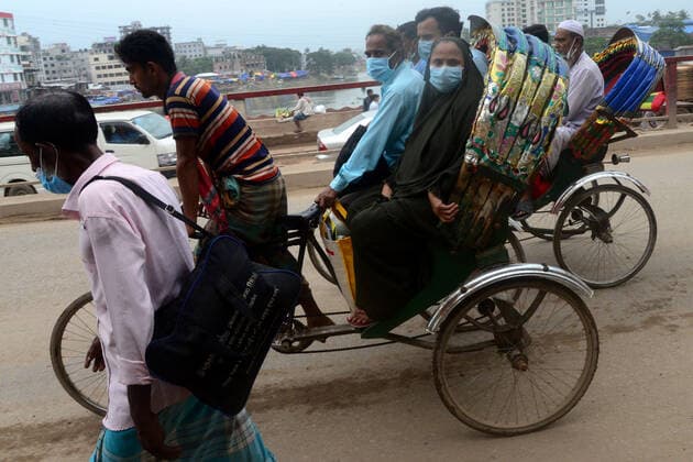 Coronavirus Emergency In Dhaka, Bangladesh Migrants and other people board rickshaw cart as they leave for their native places after Bangladesh s authorities ordered a new lockdown to contain the spread of Covid-19 coronavirus in Dhaka, Bangladesh, on June 30, 2021. Dhaka Bangladesh rashid-notitle210630_npwkD  Copyright: xSTRx