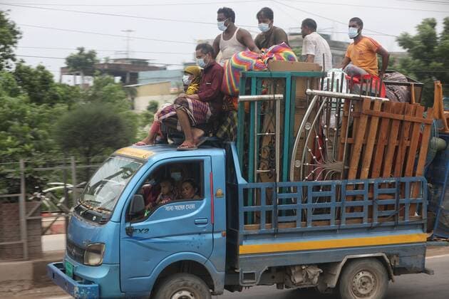 COVID-19 Novel Coronavirus In Bangladesh People s are leaving for their native places after Bangladesh s authorities ordered a new strict lockdown to contain the spread of Covid-19 coronavirus in Dhaka on June 30, 2021. Dhaka Bangladesh hasan-notitle210630_npzOm  Copyright: xMehedixHasanx