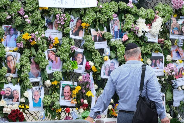 Bilder des Jahres 2021, News 06 Juni News Bilder des Tages People pay their respects at a make-shift memorial for victims of a partial building collapse, outside St. Joseph Catholic Church in Surfside, Florida on Wednesday, June 30, 2021. News reports said that 16 people have died and over 147 others were missing in the collapse.  MIA20210630130 GARYxIxROTHSTEIN