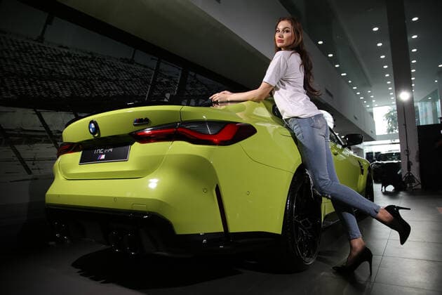New Bmw M3 And M4 Competition Launch In Jakarta Models pose between The All New BMW M3 and M4 Competition cars after a virtual launch in Jakarta, Indonesia on June 30, 2021. BMW Indonesia launched the two cars with three new colors, a high-performance 510hp 650Nm engine, and an expressive design as well as an eight-speed BMW M Steptronic transmission with Drivelogic and a series of innovative technologies developed by BMW M that will be offered for The new BMW M3 Competition with the price of IDR 2,059 billion off the road, while the New BMW M4 Competition Coupe will be offered at a price of IDR 2.119 billion off the road. Jakarta Indonesia roszandi-notitle210630_npMAR  Copyright: xDasrilxRoszandix