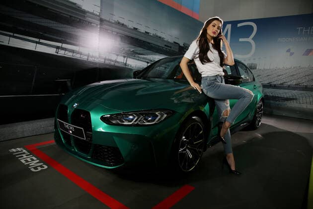New Bmw M3 And M4 Competition Launch In Jakarta Models pose between The All New BMW M3 and M4 Competition cars after a virtual launch in Jakarta, Indonesia on June 30, 2021. BMW Indonesia launched the two cars with three new colors, a high-performance 510hp 650Nm engine, and an expressive design as well as an eight-speed BMW M Steptronic transmission with Drivelogic and a series of innovative technologies developed by BMW M that will be offered for The new BMW M3 Competition with the price of IDR 2,059 billion off the road, while the New BMW M4 Competition Coupe will be offered at a price of IDR 2.119 billion off the road. Jakarta Indonesia roszandi-notitle210630_np1ha  Copyright: xDasrilxRoszandix