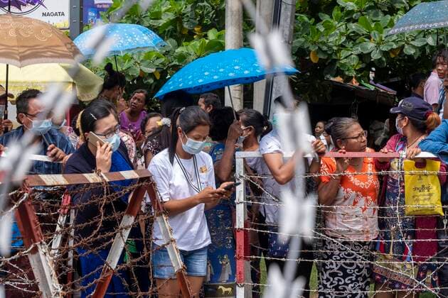 Bilder des Jahres 2021, News 06 Juni News Bilder des Tages June 30, 2021, Yangon, Myanmar: Relatives wait in front of Insein prison for the release of prisoners who were arrested since the February military coup. .Myanmar s military detained State Counsellor of Myanmar Aung San Suu Kyi on February 01, 2021 and declared a state of emergency while seizing the power in the country for a year after losing the election against the National League for Democracy Yangon Myanmar - ZUMAs197 20210630_zaa_s197_095 Copyright: xSantoshxKrlx
