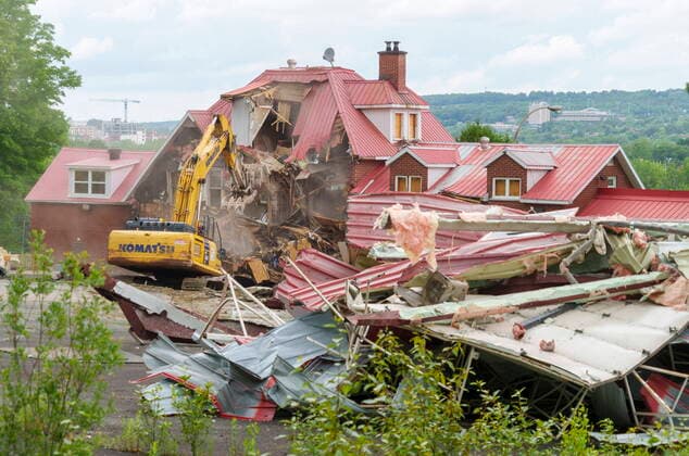News Themen der Woche KW26 News Bilder des Tages June 30, 2021, sherbrooke, PQ, Canada: A crane demolishes the Hells Angels bunker in Sherbrooke, Que. on Wednesday, June 30, 2021. The bunker was the site of some notorious crimes during the biker war during the mid 1980 s in Quebec. sherbrooke Canada  - ZUMAc35_ 20210630_zaf_c35_026 Copyright: xPaulxChiassonx