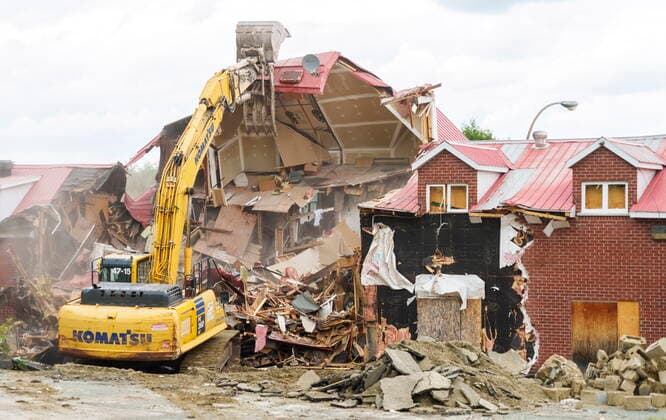 June 30, 2021, sherbrooke, PQ, Canada: A crane demolishes the Hells Angels bunker in Sherbrooke, Que. on Wednesday, June 30, 2021. The bunker was the site of some notorious crimes during the biker war during the mid 1980 s in Quebec. sherbrooke Canada  - ZUMAc35_ 20210630_zaf_c35_027 Copyright: xPaulxChiassonx