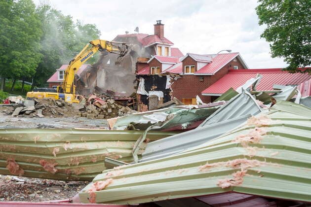 June 30, 2021, sherbrooke, PQ, Canada: A crane demolishes the Hells Angels bunker in Sherbrooke, Que. on Wednesday, June 30, 2021. The bunker was the site of some notorious crimes during the biker war during the mid 1980 s in Quebec. sherbrooke Canada  - ZUMAc35_ 20210630_zaf_c35_028 Copyright: xPaulxChiassonx