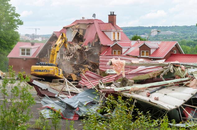 June 30, 2021, sherbrooke, PQ, Canada: A crane demolishes the Hells Angels bunker in Sherbrooke, Que. on Wednesday, June 30, 2021. The bunker was the site of some notorious crimes during the biker war during the mid 1980 s in Quebec. sherbrooke Canada  - ZUMAc35_ 20210630_zaf_c35_030 Copyright: xPaulxChiassonx
