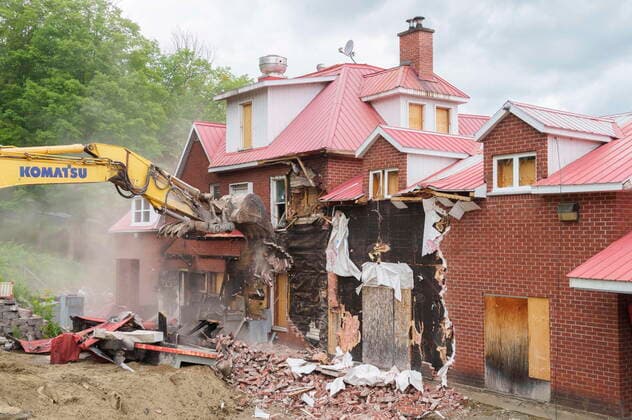 June 30, 2021, sherbrooke, PQ, Canada: A crane demolishes the Hells Angels bunker in Sherbrooke, Que. on Wednesday, June 30, 2021. The bunker was the site of some notorious crimes during the biker war during the mid 1980 s in Quebec. sherbrooke Canada  - ZUMAc35_ 20210630_zaf_c35_031 Copyright: xPaulxChiassonx