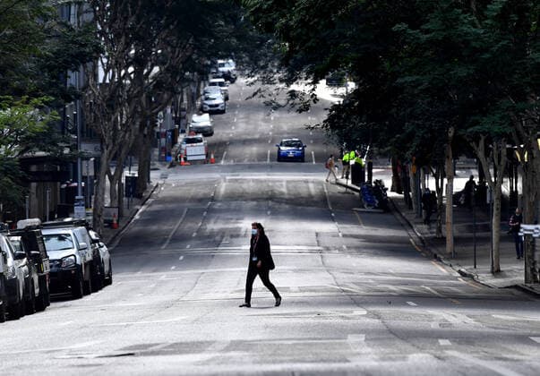 News Bilder des Tages QLD CORONAVIRUS COVID19, A woman is seen crossing an empty Charlotte Street in Brisbane, Thursday, July 1, 2021. Premier Annastacia Palaszczuk has placed south-east Queensland, Townsville, Palm Island and Magnetic Island into a 3-day lockdown. ( NO ARCHIVING, EDITORIAL USE ONLY, NO USE IN BOOKS WITHOUT CONSENT BRISBANE QLD AUSTRALIA  Copyright: xDARRENxENGLANDx 20210701001553845597
