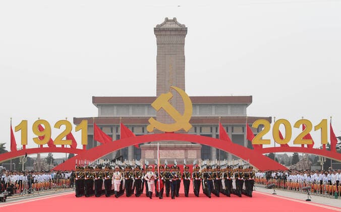 Bilder des Jahres 2021, News 07 Juli News Themen der Woche KW26 News Bilder des Tages (210701) -- BEIJING, July 1, 2021 -- The national flag guards march during a flag-raising ceremony at a grand gathering celebrating the centenary of the Communist Party of China (CPC) at Tian anmen Square in Beijing, capital of China, July 1, 2021. ) CHINA-BEIJING-CPC CENTENARY-GRAND GATHERING (CN) ShenxHong 