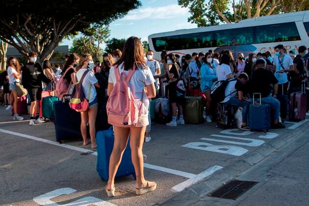 News Bilder des Tages Some youths in their way to the so-called bubble ship after leaving the Bellver Palma hotel after testing negative in Palma de Mallorca, Majorca Islands, Spain on 01 July 2021. A judge ordered the release of youths that tested negative and demanded that only 68 of the 269 students that were in lockdown, the 68 that still test positive, remain in the hotel facilities. A coronavirus outbreak spreaded by a student trip !ACHTUNG: NUR REDAKTIONELLE NUTZUNG!  Copyright: xCatixCladerax GRAF1981 20210701-5669cddc365c8208fbd6afa3232a1860e918e8f2