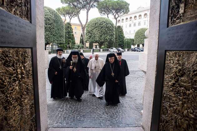 Bilder des Jahres 2021, News 07 Juli News Themen der Woche KW26 News Bilder des Tages July 1, 2021 : Christian leaders of Lebanon gathered around Pope Francis in Saint Peter s basilica in the Vatican for a Prayer for Lebanon  Copyright: xVaticanxMedia CPPx xIPAx xCatholicPressPhotox