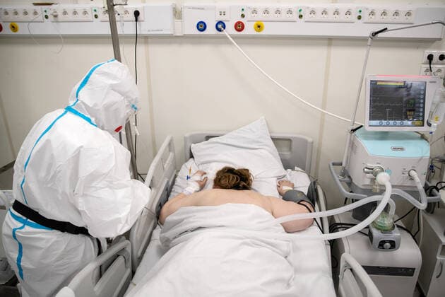 Bilder des Jahres 2021, News 07 Juli News Themen der Woche KW26 News Bilder des Tages MOSCOW, RUSSIA â€“ JULY 1, 2021: A healthcare worker in protective gear checks on a patient at a temporary hospital treating people who suffer from the novel coronavirus disease (COVID-19), at Moscow s Krylatskoye ice palace. Stanislav Krasilnikov TASS  TS106DA7