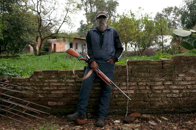 Bürgerwehr in Michoacan, Mexiko Ario de Rosales (Mexico), 01 07 2021.- Self-defense groups of Pueblos Unidos guard roads with barricades on 29 June 2021, in the Ario de Rosales Municipality, Michoacan, Mexico (issued 01 July 2021). Armed with assault rifles, hundreds of men have set up barricades to protect the avocado-growing area in at least four municipalities in the western Mexican state of Michoacan. But state authorities are analyzing dismantling these civilians, as they see signs that they are sponsored by drug trafficking, which is very present in the region. Tension in the avocado area of Mexico due to the uprising of armed civilians !ACHTUNG: NUR REDAKTIONELLE NUTZUNG!  Copyright: xIvanxVillanuevax MEX6055 20210701-63199db62fa1c4c1fd179ea48a207c3d4580ed31