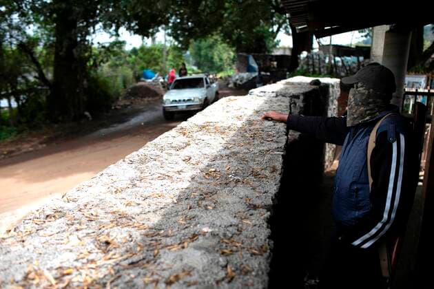 Bürgerwehr in Michoacan, Mexiko Ario de Rosales (Mexico), 01 07 2021.- Self-defense groups of Pueblos Unidos guard roads with barricades on 29 June 2021, in the Ario de Rosales Municipality, Michoacan, Mexico (issued 01 July 2021). Armed with assault rifles, hundreds of men have set up barricades to protect the avocado-growing area in at least four municipalities in the western Mexican state of Michoacan. But state authorities are analyzing dismantling these civilians, as they see signs that they are sponsored by drug trafficking, which is very present in the region. Tension in the avocado area of Mexico due to the uprising of armed civilians !ACHTUNG: NUR REDAKTIONELLE NUTZUNG!  Copyright: xIvanxVillanuevax MEX6058 20210701-8d4f71911bbe6e014ecd8f702099924eb418b0ad