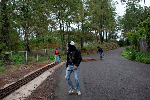 Bürgerwehr in Michoacan, Mexiko Ario de Rosales (Mexico), 01 07 2021.- Self-defense groups of Pueblos Unidos guard roads with barricades on 29 June 2021, in the Ario de Rosales Municipality, Michoacan, Mexico (issued 01 July 2021). Armed with assault rifles, hundreds of men have set up barricades to protect the avocado-growing area in at least four municipalities in the western Mexican state of Michoacan. But state authorities are analyzing dismantling these civilians, as they see signs that they are sponsored by drug trafficking, which is very present in the region. Tension in the avocado area of Mexico due to the uprising of armed civilians !ACHTUNG: NUR REDAKTIONELLE NUTZUNG!  Copyright: xIvanxVillanuevax MEX6071 20210701-f565b5549c80fe3a07d78b47d8c018983a33337b
