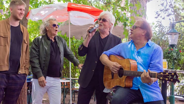 20210701 Press Talk on the Occasion of the Farewell Concert of Bilgeri and Opus in Wiesen with Minisex VIENNA, AUSTRIA - JULY 01: Nico Greiter of the pop-singer-songwriter newcomer music duo Brofaction, founder member and frontman of the music group Minisex Rudi Nemeczek, musician Reinhold Bilgeri and Singer and guitarist of the music group Opus Ewald Pfleger during the press talk on the occasion of the farewell concert of Bilgeri and Opus in Wiesen on the 20.08.2021 with Minisex at the Schweizerhaus on July 01, 2021 in Vienna, Austria. WIEN, OESTERREICH - 01. JULI: Nico Greiter vom Pop-Saenger-Songwriter Newcomer-Musikduo Brofaction, Gruendungsmitglied und Frontmann der Musikgruppe Minisex Rudi Nemeczek, Musiker Reinhold Bilgeri und Sae Copyright: xIsabellexOuvrardx SEPAxMedia