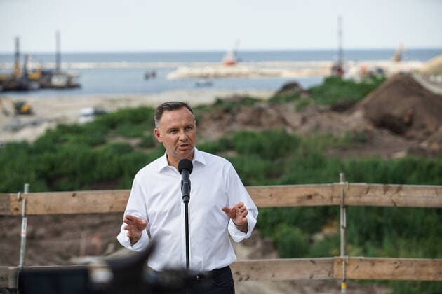 News Bilder des Tages Poland Politics Daily President Andrzej Duda visiting the construction site of a waterway connecting the Vistula Lagoon with the Gulf of Gdansk is seen in Nowy Swiat, Vistula Spit, Poland on 1 July 2021 Controversial The Vistula Spit canal is curently under construction canal across the Polish section of the Vistula Spit that will create a second connection between the Vistula Lagoon and Gdansk Bay (Baltic Sea) Nowy Swiat Poland fludra-polishpr210701_npdDa  Copyright: xMichalxFludrax