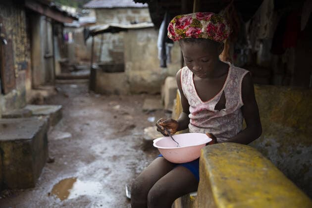 IMAGO Nature: Unsere Erde, Umweltprobleme, Welthunger IMAGO Creative: Hunger Maedchen, mit einer Teller dass in Bomeh Village auf der KissyRoad Muellkippe lebt, Freetown, 15.06.2021. Auf den Muellbergen der Stadt haben die Aermsten der Armen angefangen zu siedeln. Sie leben ueber giftigen Daempfen und mit verdrobenem Wasser. Freetown Sierra Leone *** Girl with a plate living in Bomeh Village on the KissyRoad garbage dump, Freetown, 15 06 2021 The poorest of the poor have started to settle on the garbage heaps of the city They live over toxic fumes and with corrupted water Freetown Sierra Leone Copyright: xUtexGrabowsky photothek.netx