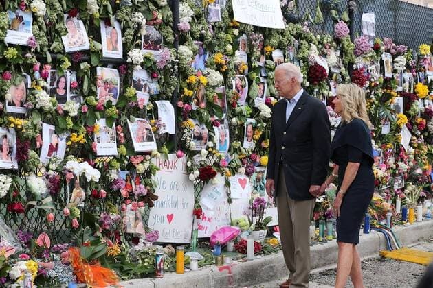 Bilder des Jahres 2021, News 07 Juli News Themen der Woche KW26 News Bilder des Tages July 1, 2021: President Joe Biden and first lady Dr. Jill Biden visit the memorial for victims of the condo tower collapse in Surfside, Florida, on Thursday, July 1, 2021. - ZUMAm67_ 20210701_zaf_m67_022 Copyright: xAlxDiazx
