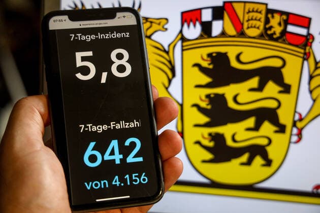 Coronavirus in Germany Covid 19 Dashboard of the Robert Koch Institute DEU, Germany, Baden Württemberg, 02 07 2021 The 7-day incidence for the state Cases last 7 days 100 000 p.e. is displayed on an iPhone, with the state coat of arms in the background.