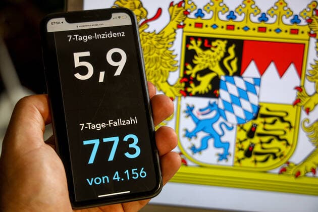 Coronavirus in Germany Covid 19 Dashboard of the Robert Koch Institute DEU, Germany, Bavaria, 02 07 2021 The 7-day incidence for the state Cases last 7 days 100 000 PE is displayed on an iPhone, with the state coat of arms in the background.