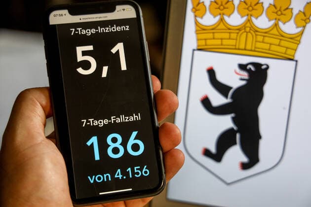 Coronavirus in Germany Covid 19 Dashboard of the Robert Koch Institute DEU, Germany, Berlin, 02 07 2021 The 7-day incidence for the state Cases last 7 days 100 000 PE is displayed on an iPhone, with the state coat of arms in the background.