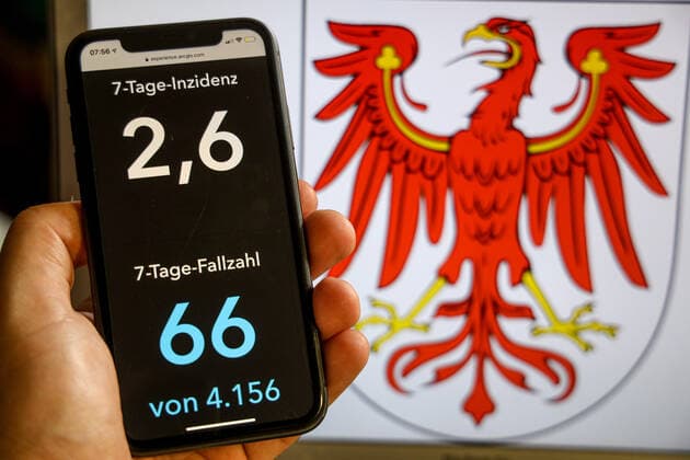 Coronavirus in Germany Covid 19 Dashboard of the Robert Koch Institute DEU, Germany, Brandenburg, 02 07 2021 The 7-day incidence for the state Cases last 7 days 100 000 PE is displayed on an iPhone, with the state coat of arms in the background.