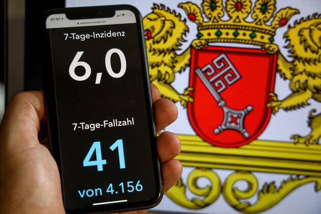 Coronavirus in Germany Covid 19 Dashboard of the Robert Koch Institute DEU, Germany, Bremen, 02 07 2021 The 7-day incidence for the state Cases last 7 days 100 000 PE is displayed on an iPhone, with the state coat of arms in the background.