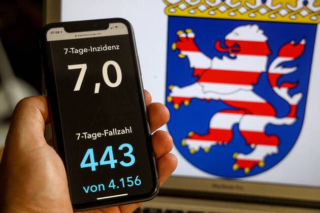 Coronavirus in Germany Covid 19 Dashboard of the Robert Koch Institute DEU, Germany, Hesse, 02 07 2021 The 7-day incidence for the state Cases last 7 days 100 000 PE is displayed on an iPhone, with the state coat of arms in the background.