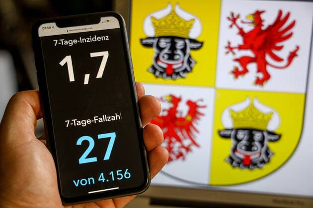 Coronavirus in Germany Covid 19 Dashboard of the Robert Koch Institute DEU, Germany, Mecklenburg Vorpommern, 02 07 2021 The 7-day incidence for the state Cases last 7 days 100 000 PE is displayed on an iPhone, with the state coat of arms in the background.