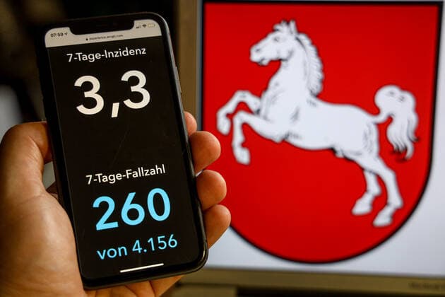 Coronavirus in Germany Covid 19 Dashboard of the Robert Koch Institute DEU, Germany, Lower Saxony, 02 07 2021 The 7-day incidence for the state Cases last 7 days 100 000 PE is displayed on an iPhone, with the state coat of arms in the background.