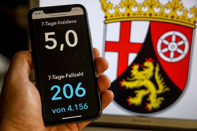 Coronavirus in Germany Covid 19 Dashboard of the Robert Koch Institute DEU, Germany, Rhineland-Palatinate, 02 07 2021 The 7-day incidence for the state Cases last 7 days 100 000 PE is displayed on an iPhone, with the state coat of arms in the background.