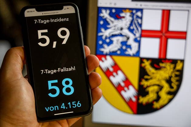 Coronavirus in Germany Covid 19 Dashboard of the Robert Koch Institute DEU, Germany, Saarland, 02 07 2021 The 7-day incidence for the state Cases last 7 days 100 000 PE is displayed on an iPhone, with the state coat of arms in the background.