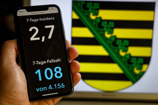 Coronavirus in Germany Covid 19 Dashboard of the Robert Koch Institute DEU, Germany, Saxony, 02 07 2021 The 7-day incidence for the state Cases last 7 days 100 000 PE is displayed on an iPhone, with the state coat of arms in the background.