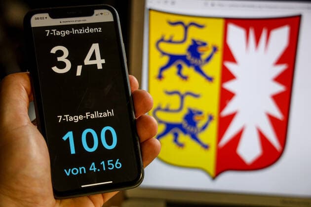 Coronavirus in Germany Covid 19 Dashboard of the Robert Koch Institute DEU, Germany, Schleswig Holstein, 02 07 2021 The 7-day incidence for the state Cases last 7 days 100 000 p.e. is displayed on an iPhone, with the state coat of arms in the background.