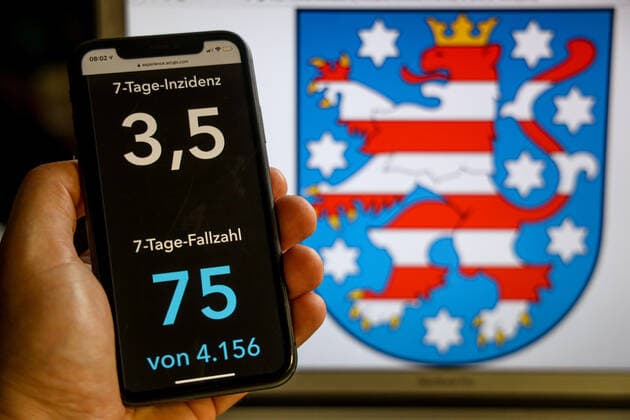 Coronavirus in Germany Covid 19 Dashboard of the Robert Koch Institute DEU, Germany, Thuringia, 02 07 2021 The 7-day incidence for the state Cases last 7 days 100 000 p.e. is displayed on an iPhone, with the state coat of arms in the background.
