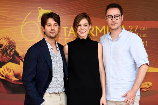 Bilder des Jahres 2021, Entertainment 07 Juli Entertainment Bilder des Tages Paolo Strippoli, Matilda Lutz und Roberto De Feo beim Photocall zum Netflix-Film A Classic Horror Story auf dem 67. Taormina Film Fest 2021 im Palazzo dei Congressi auf Sizilien. Taormina, 01.07.2021 *** Paolo Strippoli, Matilda Lutz and Roberto De Feo at the photocall for the Netflix film A Classic Horror Story at the 67 Taormina Film Fest 2021 at Palazzo dei Congressi in Sicily Taormina, 01 07 2021 Foto:xC.xNiehausx xFuturexImage